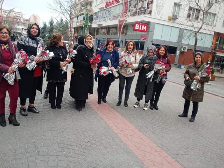 KÜRT KADINLARI DİYARBAKIR SOKAKLARINDA KARANFİL DAĞITTI